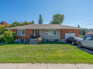 150 Meadowlands Dr W, Ottawa, ON K2G2S5