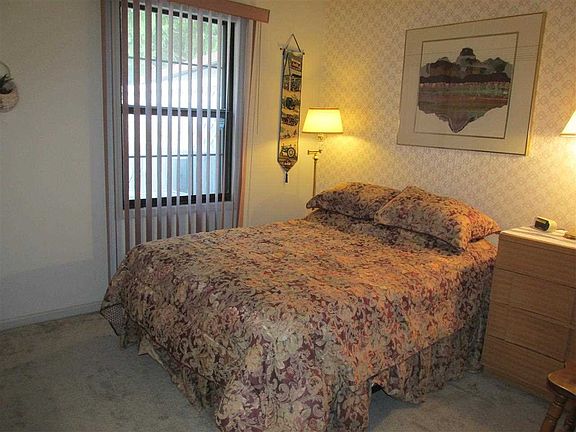 4th image of 11 Almond Ct