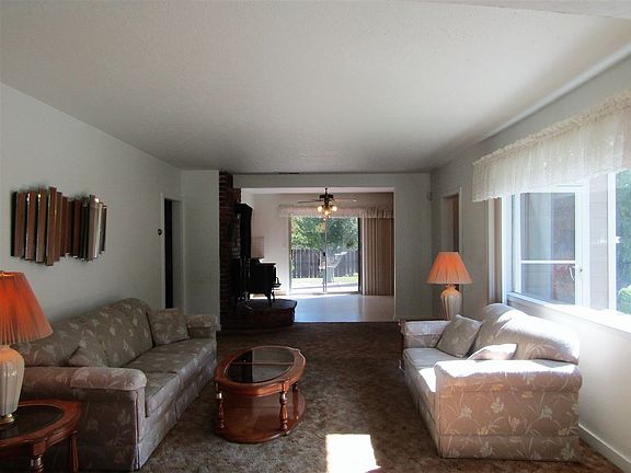 3rd image of 275 Siskiyou Way