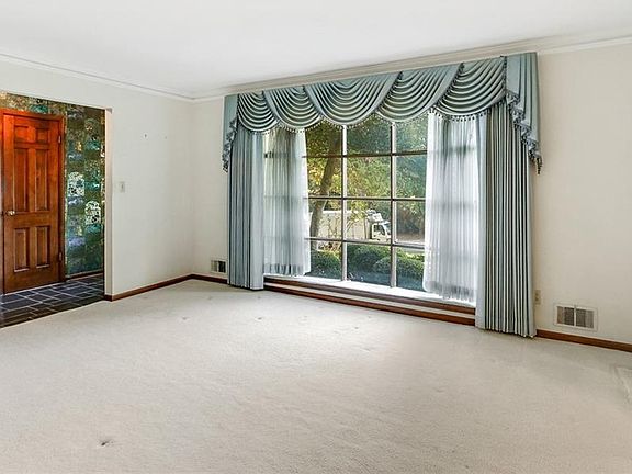 4th image of 2770 Parkview Dr