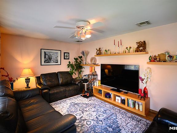 3rd image of 271 S Blvd