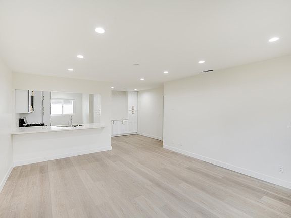 4th image of 708 E Magnolia Blvd #C