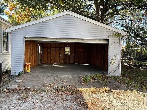4th image of 1323 Lake Dr