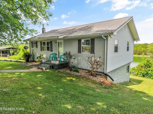 1797 Circle Lake Dr, Dandridge, TN 37725