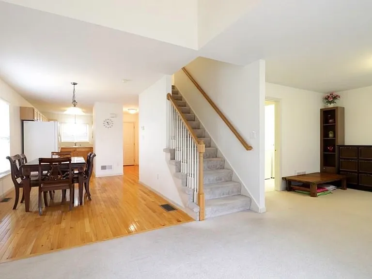 104 Jules Dr — Photo 2