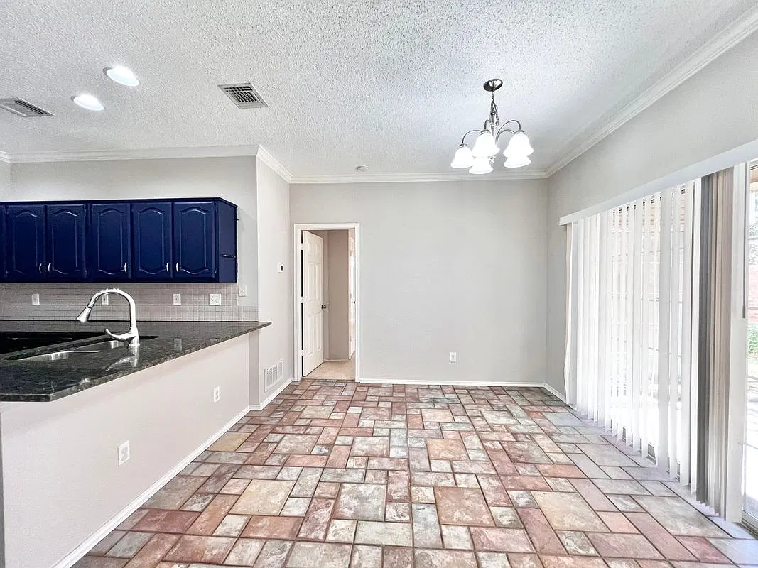 4 bed, 2.5 bath, 2075 sqft, $2,700 — Photo 4