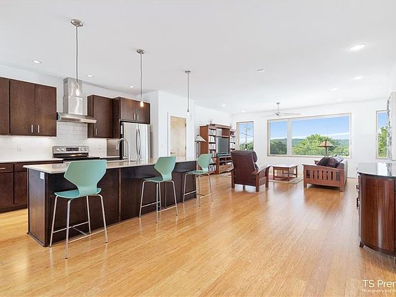 3rd image of 450 W Prairie St