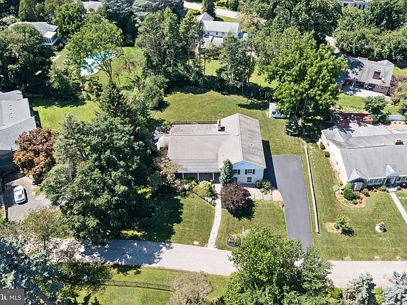 3rd image of 1011 W Indian Creek Ln