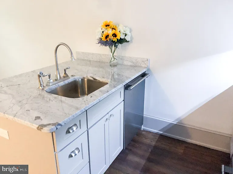 1302 E Capitol St NE #B — Photo 8