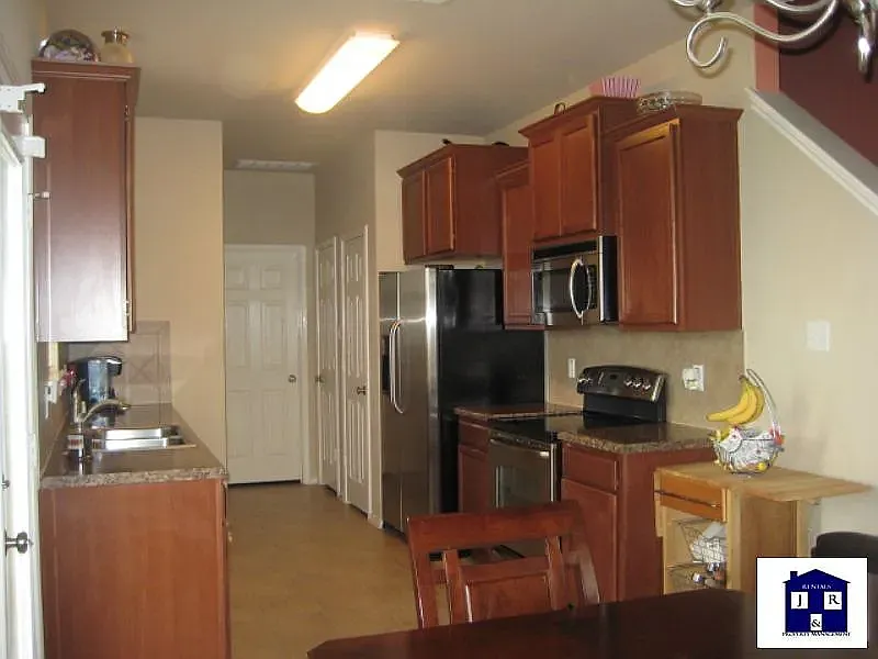 1911 Scott Dr — Photo 4