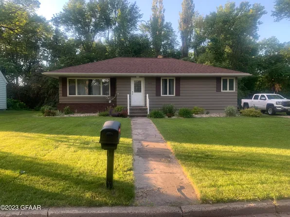 208 Park St E, Cavalier, ND 58220