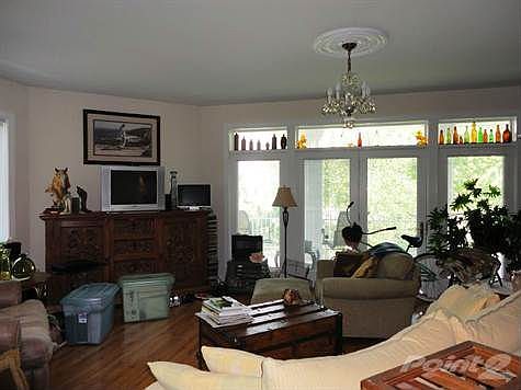 Living Rm w/balcony doors