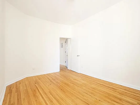 Rented by City Connections Realty | media 32