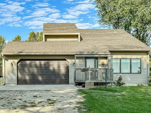 554 4th St N, Winthrop, IA 50682