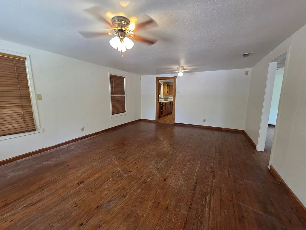 2 bed, 1.0 bath, 988 sqft, $1,300 — Photo 3