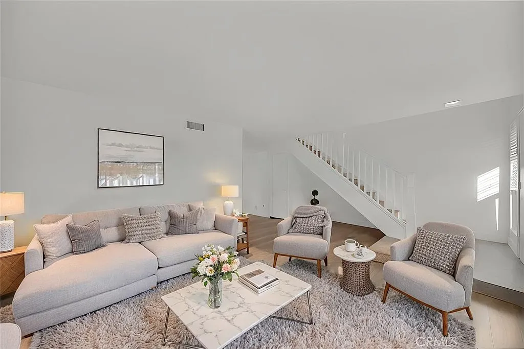 3 bed, 2.5 bath, 1325 sqft, $4,150 — Photo 4