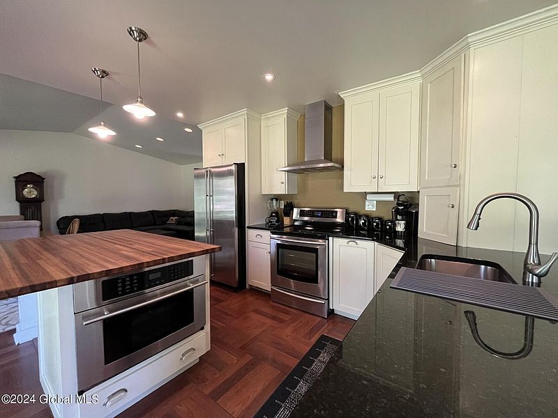 4th image of 141 Fon Clair Terrace