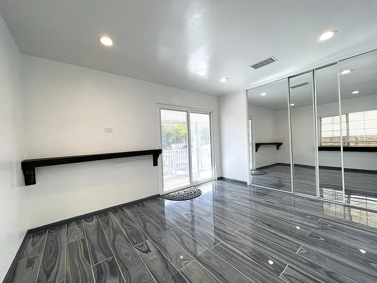 8824 Tyrone Ave — Photo 11