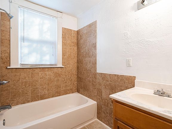 2nd image of 1704 Richmond Ave APT 1