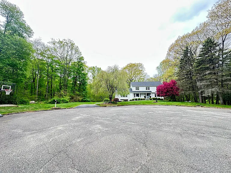 Glen Hollow Dr — Photo 20