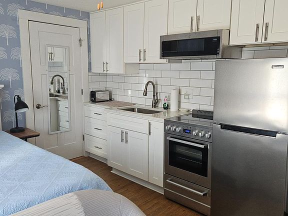 3rd image of 162 Walnut Ave #2
