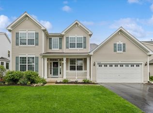 327 Shelbourne Rd, Volo, IL 60073