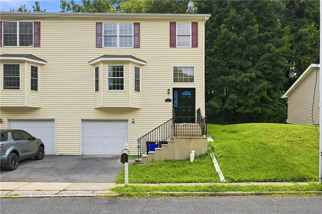 3 bed, 2.5 bath, 2092 sqft, $2,800 — Photo 2
