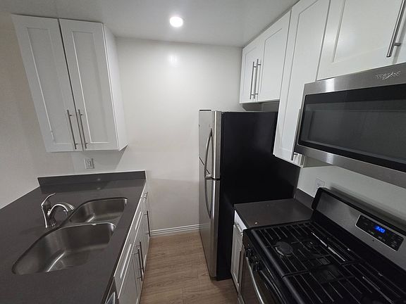 3rd image of 531 S Berendo St #308