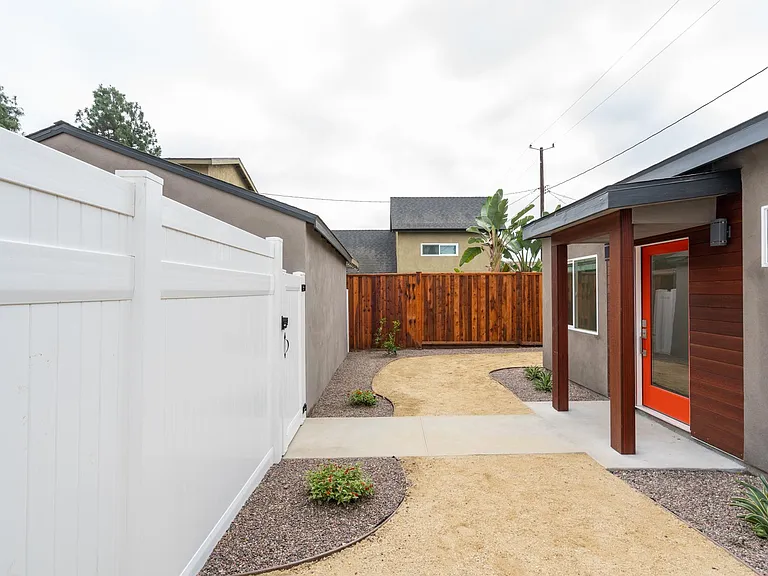 N Niagara St — Photo 15