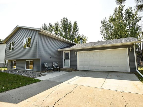 2nd image of 619 10th Ave E