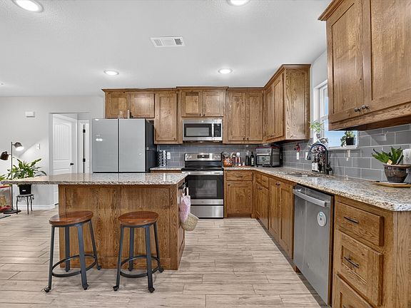 4th image of 1012 Brown Ln