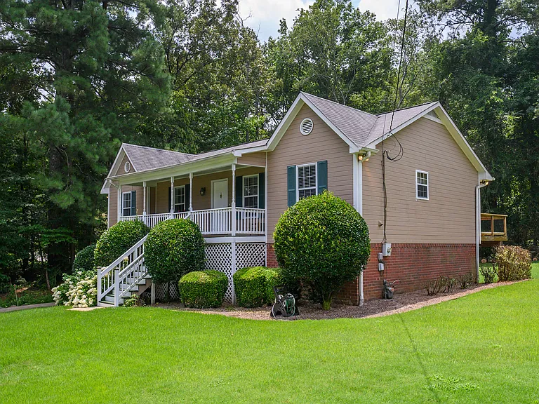 120 Lynn Dr — Photo 1