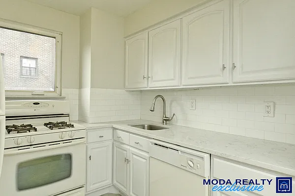 Rented by Moda Realty | media 8
