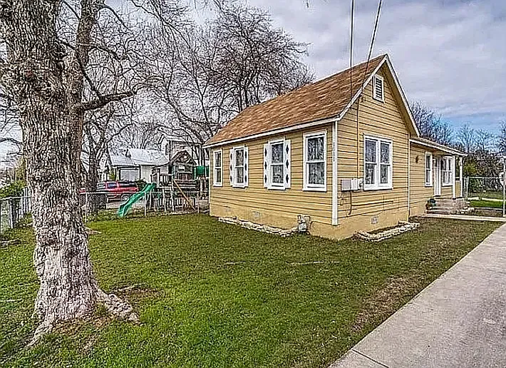 1011 Lombrano St — Photo 11