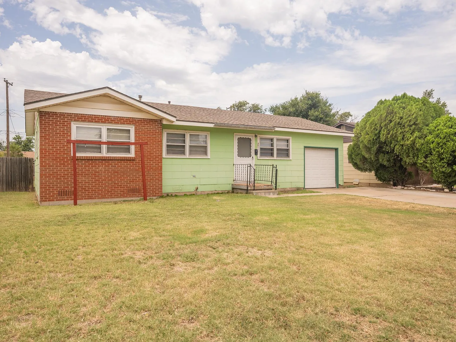 2411 N Vernon St — Photo 3