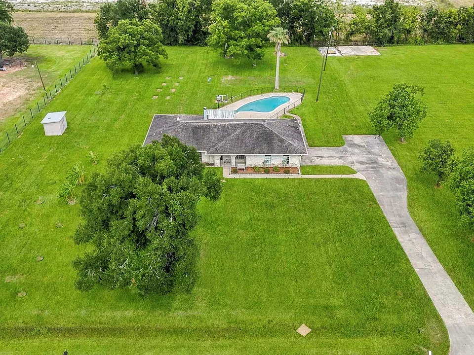 302 Country Rd #893