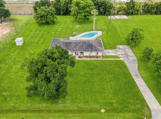 302 Country Rd #893, Angleton, TX 77515