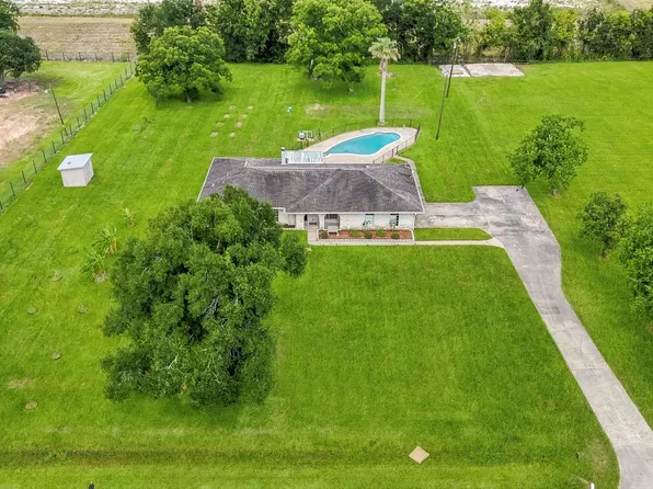 302 Country Rd #893, Angleton, TX 77515