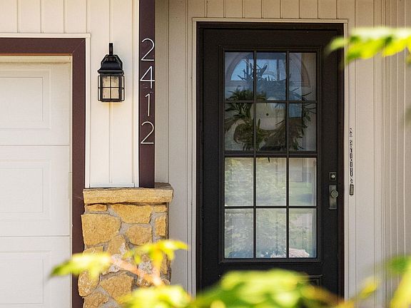 3rd image of 2412 Wayne Cir