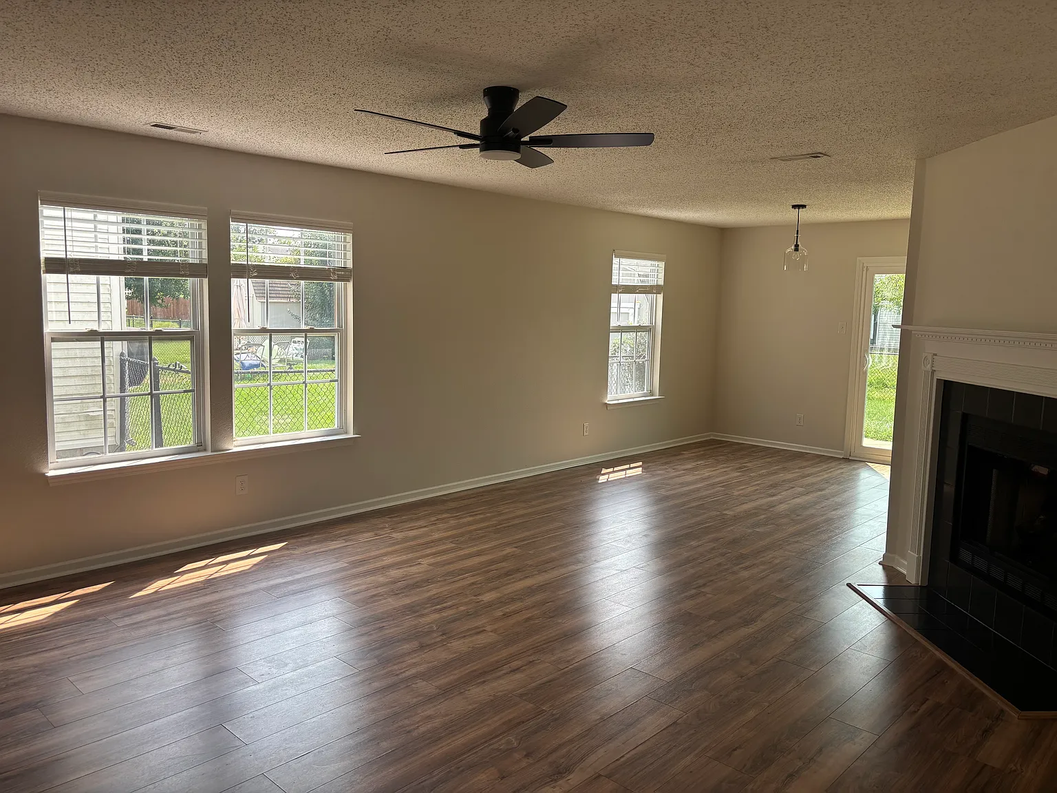 3 bed, 1426 sqft, $2,100 — Photo 2