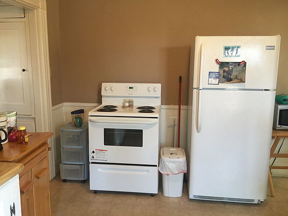 kitchen w/newer fridge and stove