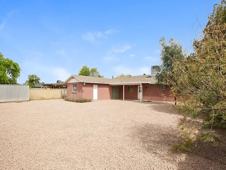 407 E Fremont Dr — Photo 1