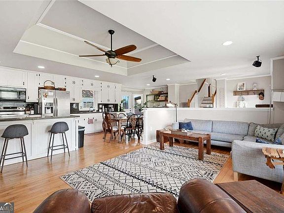 5th image of 2725 Spring Dr