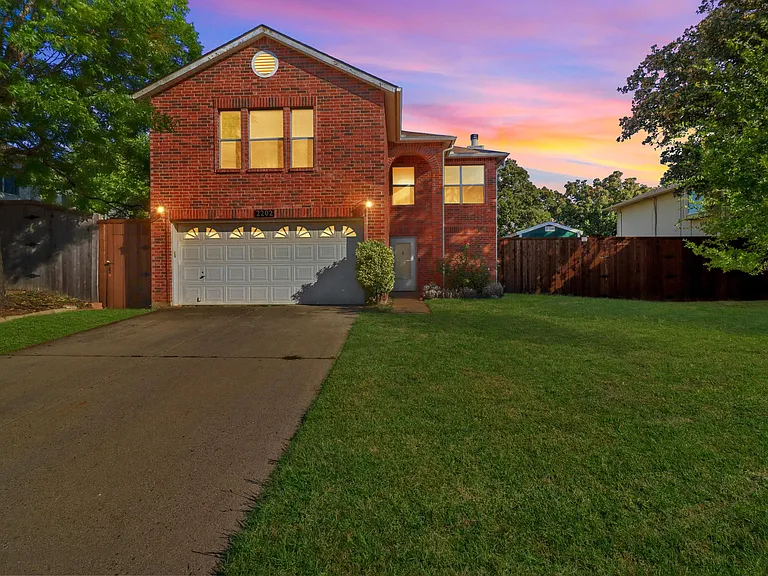 2202 Barton Springs Dr — Photo 2