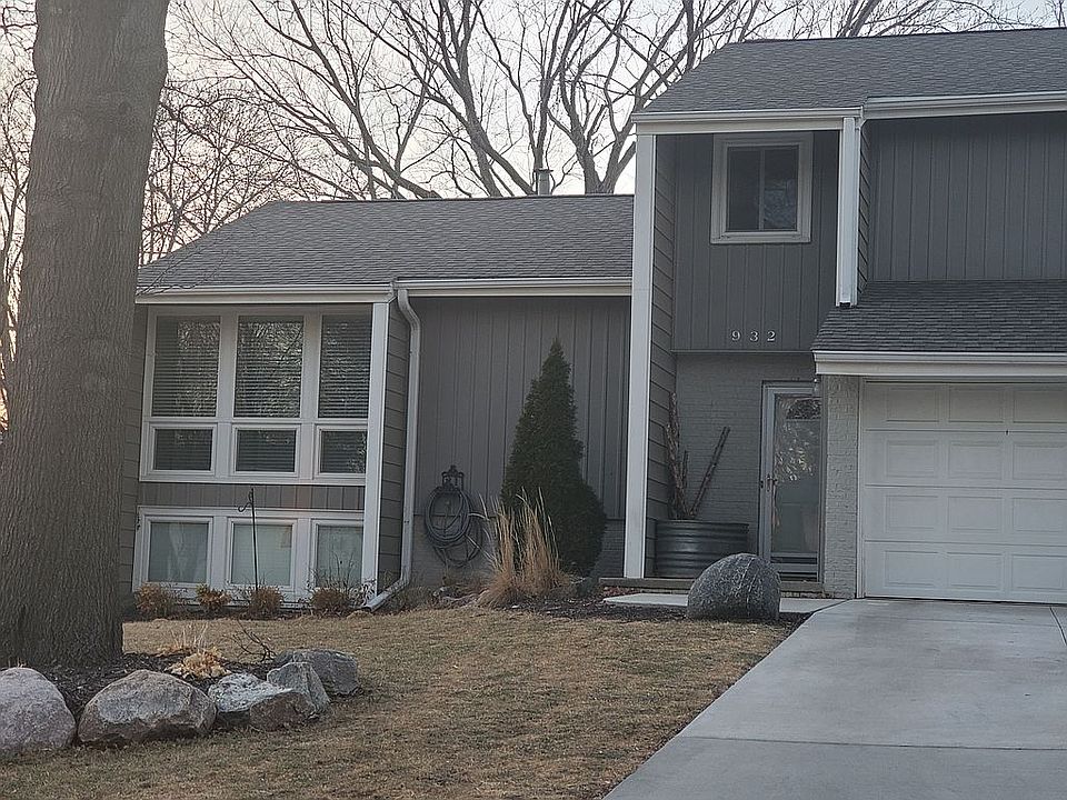 1st image of 932 S 151st Cir