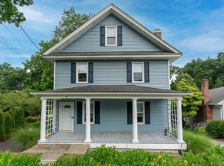 46 Davis St, Locust Valley, NY 11560