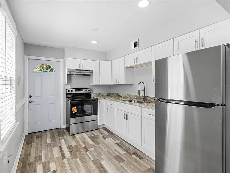 128 W North St — Photo 9