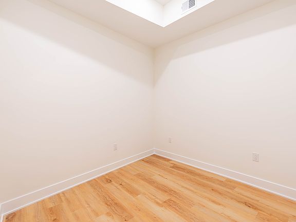 3rd image of 915 S 12th St #3