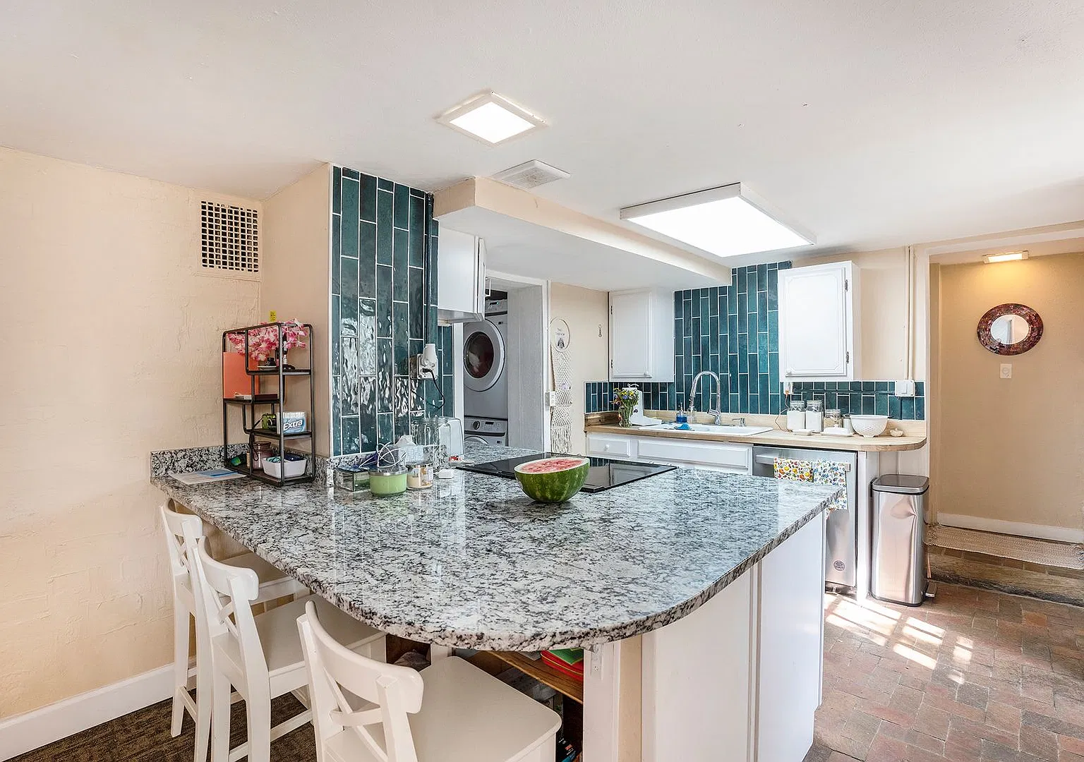 Beautifully updated home. Prime Hill Location! — Photo 3