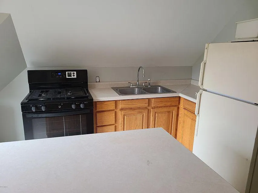 Studio, 900 sqft, $1,050 — Photo 2